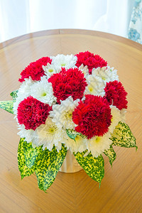 在婚礼或任何贺仪式中使用的红圆花束图片