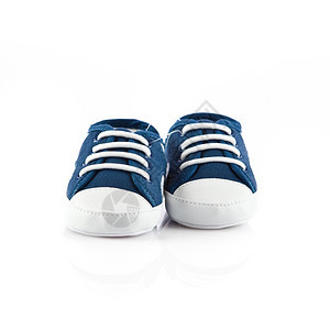 白背景孤立的蓝色婴儿鞋图片