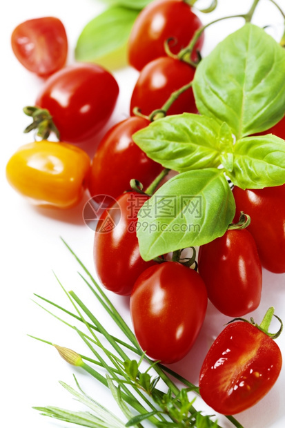 白色背景的新鲜西红柿和草药图片