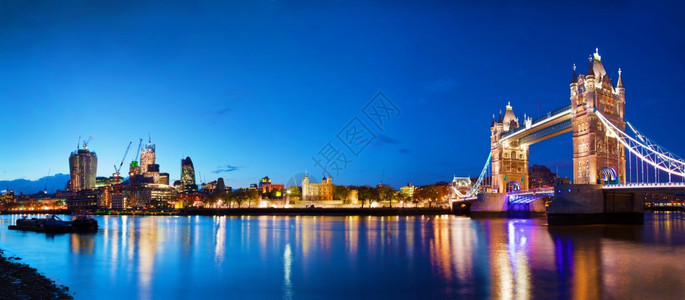 伦敦的塔桥英国晚上市中心全景图片