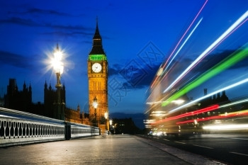英国伦敦红色巴士和大本威斯敏特宫的圣像夜景图片