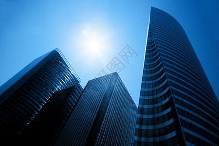 商业摩天大楼阳光灿烂的蓝天法国巴黎的防金融区图片