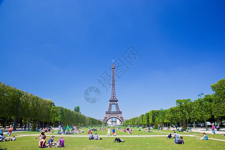 2013年6月7日在法国巴黎埃菲尔铁塔旁的PARISJUNE7旅游者与当地民众利用SampdeMars的夏日天气图片