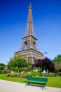 埃菲尔铁塔环绕公园四周长凳树木和鲜花法国巴黎图片