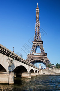 法国巴黎塞纳河上的埃菲尔铁塔和桥图片