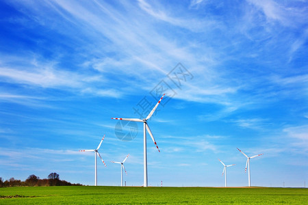 风力涡轮机农场蓝云天空替代生态能源图片