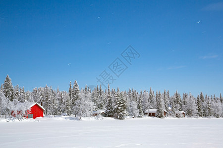 冬季风景夜间在瑞典基律纳Kiruna有小屋晚上在瑞典夜间有星迹图片