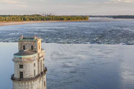 密西比河畔岩石链历史取水塔和遥远的圣路易斯市风景图片