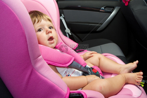 安全座椅上的婴儿图片