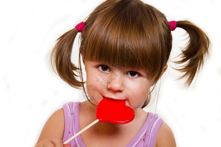 女孩吃红心棒糖图片
