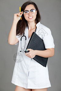 拥有听诊器的女医生有文件夹的女医生图片