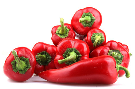 白色背景上的红辣椒背景图片
