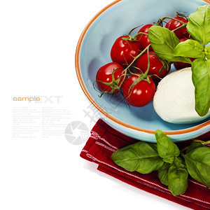 意大利沙拉加番茄巴西尔和莫扎雷拉奶酪加白图片