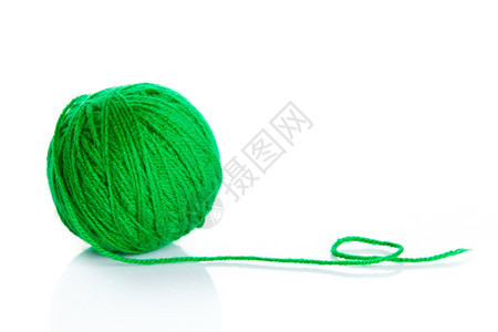 白色背景孤立的绿羊毛线球图片