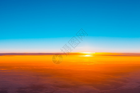 从飞机窗口看到彩霞和日落图片
