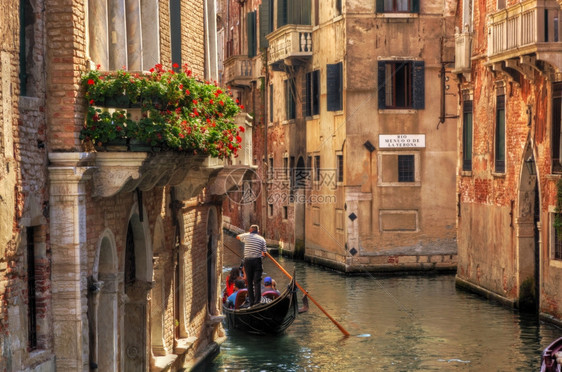 意大利威尼斯一个浪漫的歌多拉漂浮在老威尼斯建筑的狭小运河上图片