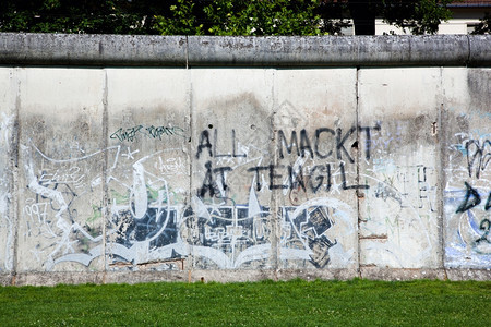 写着涂鸦的柏林墙纪念碑图片