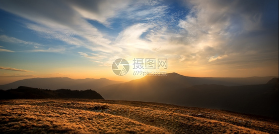 日落在克里米亚Chatyrdag山上图片