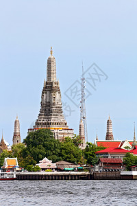 位于泰国曼谷Chaoporaya河的WatArun或黎明寺垂直图片