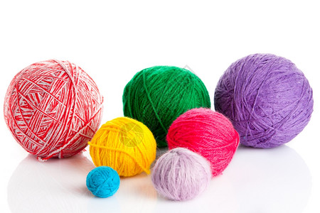 彩色不同的线球白色背景的羊毛编织背景图片