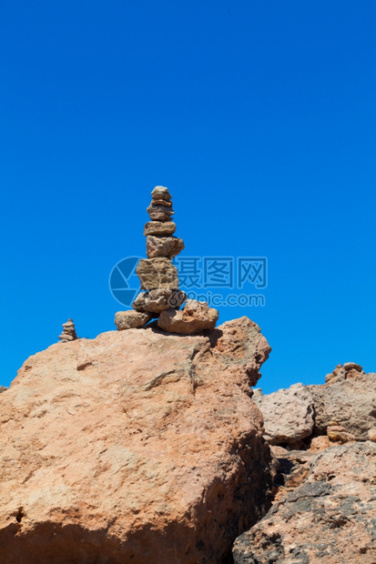 海滩上堆积的石块图片