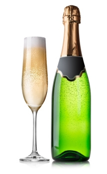 瓶装香槟和杯白底孤立于图片