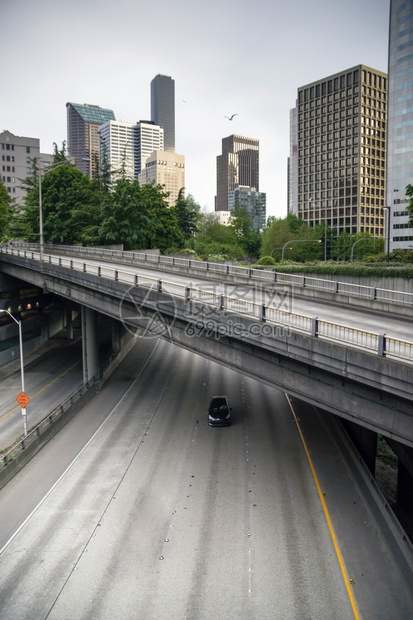 由管道和过构成的迷宫确保了在华盛顿西雅图周围的交通流量图片