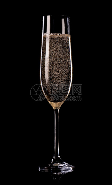 玻璃香槟杯黑色背景的泡图片