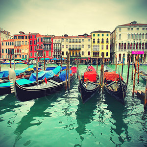 意大利威尼斯运河上的贡多拉斯图片