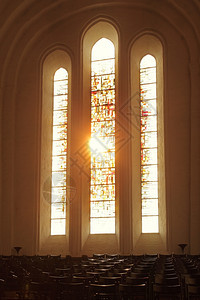穿过教堂窗户的阳光图片