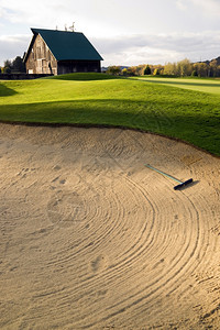 精心修整的沙泥乡村体育高尔夫体育课程高清图片