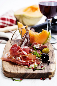 意大利菜安提帕托普罗西乌瓜沙拉米橄榄和葡萄酒图片