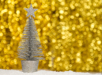 装饰圣诞树在bokoh背景上隔绝图片