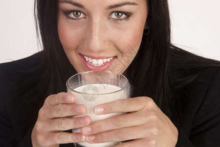 近距离接妇女喝牛奶的快餐图片