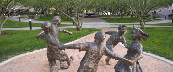 GaryPrice在亚利桑那州菲尼克斯市中心公园的雕塑和平圈图片