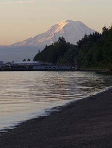 Rainier山在塔科马和PointDefiance河滨的北面大肆移动图片