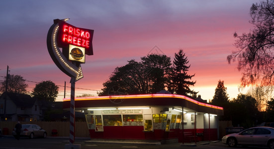 位于华盛顿塔科马Tacoma的Frisko冰冻大众历史驱动器汉堡餐馆图片