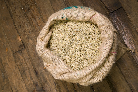 BulkBurlap沙袋生产仓库中的豆籽背景图片