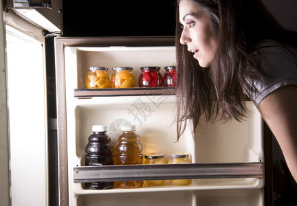 一个女人深夜冰箱图片