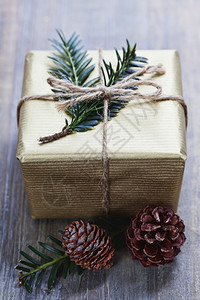 圣诞礼物和木背景的装饰图片