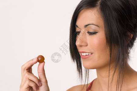 想葡萄女人拿着生水果美丽的布蕾特吃葡萄图片