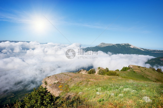 在云上山的草地图片