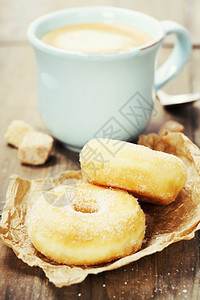 咖啡休息时间白底带新鲜甜圈图片