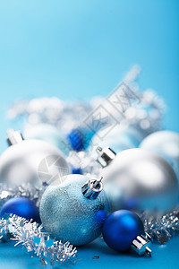 蓝色圣诞节球和装饰图片