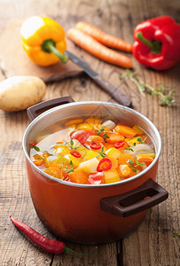 红锅蔬菜汤图片