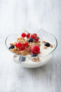 单独的玻璃碗里配有酸奶和浆果的健康早餐图片