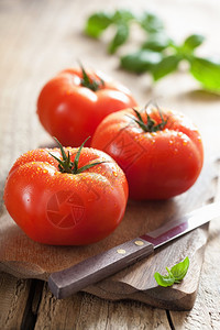 切割板上的新鲜西红柿图片