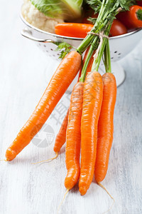 新鲜胡萝卜和蔬菜图片
