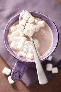 紫色杯子里配棉花糖的牛奶饮品图片