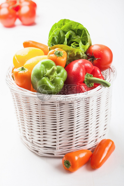篮子中彩色蔬菜图片